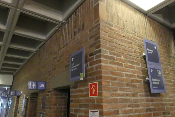 Posten Hinweisschilder/Wegweiser, u. a. Toiletten, Kinderwageneinstellplatz Umfang: alle Schilder